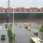 Pane elétrico no trem do metrô e passageiros são obrigados a caminhar pelos trilhos em baixo de fortes chuvas
