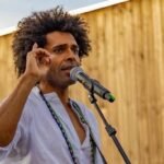 Dá Bahia para Mundo Cantor Tom da Bahia
