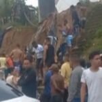 Casa desaba e deixa homem soterrado em Simões Filho