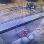 Homem entra armado em mercado e  tenta atirar em colega de trabalho