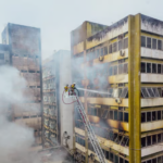 Bombeiros seguem monitorando prédios atingidos por incêndio no Comércio