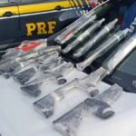 PRF apreende sete fuzis escondidos em painel de carro na Região Serrana do Rio