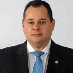 Deputado ingressa com ação judicial contra senador baiano