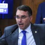 Flávio Bolsonaro lidera gastos com Correios entre senadores em 2025