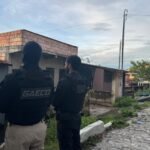 Operação cumpre mandados de busca e de prisão contra facção criminosa em Eunápolis