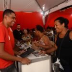 kits de trabalho e cartão de transporte a são entreguem ambulantes que atuarão no Circuito Osmar