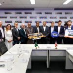 Nesta terça-feira (10), o governador Jerônimo Rodrigues entrega retroescavadeiras para nove municípios