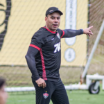 Jair Ventura exalta superação do Vitória e critica arbitragem após vaga na final