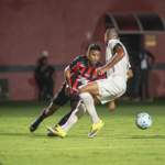 Erick marca novamente contra o Atlético-MG e celebra vitória do Vitória