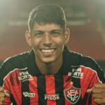Zé Vitor é regularizado e pode estrear pelo Vitória