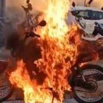 Revoltado com blitz, homem ateia fogo na própria moto e termina preso em Feira de Santana