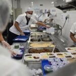 Mais de 800 mil refeições por mês: a rotina de um refeitório para trabalhadores