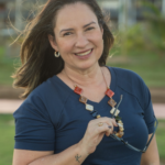 ENTRE BOLHAS E MARÉS: Novo livro da escritora e jornalista Fernanda Carvalho reúne crônicas sobre sufocamentos, símbolo das marés internas que atravessam as mulheres