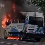Van da Secretaria de Saúde é destruída por incêndio em rodovia; ocupantes saem ilesos
