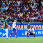 Caio Alexandre defende atuação do Bahia e critica arbitragem após derrota