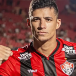 Camutanga sofre fratura no pé e desfalca o Vitória por até seis meses