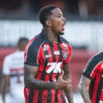 Cacá marca primeiro gol e projeta presença contra o Corinthians