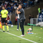 Jair aponta falhas e cobra reação do Vitória fora de casa