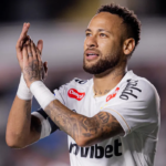 Neymar pede desculpas após discussão com torcedor e promete foco no futebol