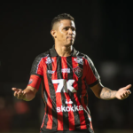 Erick é reavaliado e vira dúvida para Vitória x Corinthians