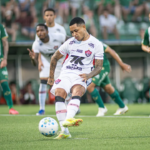 Matheuzinho sai do banco, marca e garante empate do Vitória fora de casa