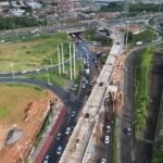 Obras do VLT avançam e alteram tráfego na BR-324 para lançamento de vigas