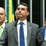 Flávio Bolsonaro tenta reagir à crise após encontro nos EUA