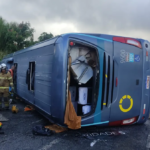 Homem morre após ônibus de turismo tombar na BR-324, em Simões Filho