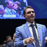 Flávio Bolsonaro lidera rejeição após caso Banco Master