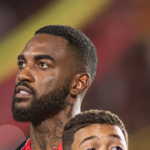 Vitória liga alerta após Ramon sentir dores e deixar jogo contra o ABC