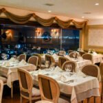 Iluminação intimista transforma restaurantes em refúgios românticos para o Dia dos Namorados