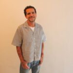 Johnny Araújo, diretor e co-produtor de “Sintonia”, está de casa nova