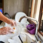 Esponja de cozinha pode esconder bactérias nocivas e exige atenção na rotina de limpeza da casa