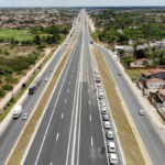 Acidente com caminhão interdita trecho da BR-116 em Antônio Cardoso