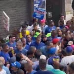 Bruno Reis é abraçado pelo povo durante o Cortejo do 2 de Julho em Salvador