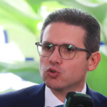 Hugo Motta defende reação ao tarifaço dos EUA