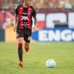 Em clima tenso após jogo, jogador do Vitória passa direto e recusa falar com a imprensa na zona mista
