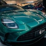 Exposição gratuita reúne carros clássicos, esportivos e modelos de luxo até este sábado (15)