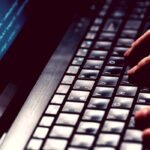 Falsos anúncios sobre Desenrola Brasil enganam usuários nas redes