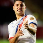 Em tom irônico e descontraído, jogador ignora imprensa na saída do estádio: “Espinoza parou!”