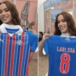 Anitta é presenteada com camisa personalizada do Bahia durante show em Salvador