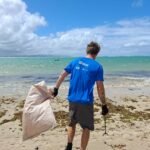Projeto Mares recolhe 165 kg de resíduos em ação de limpeza de praia em Mar Grande
