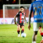 Com raça e apoio da torcida, Vitória supera o Grêmio por 1 a 0 no Barradão