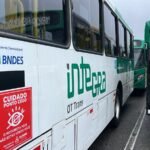Aliado de ACM Neto cobre referência ao Governo Federal em ônibus financiados pelo Novo PAC