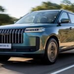 Com karaokê a bordo e bancos à prova de pets, Jaecoo 5 estreia na Bahia em noite retrô na nova Kazza Motors
