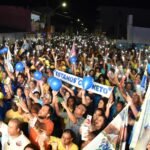 Multidão ilumina as ruas de Governador Mangabeira em caminhada com ACM Neto