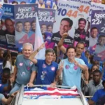 ACM Neto homenageia ACM em caminhada na Cidade Baixa e relembra legado político na Bahia