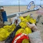 Projeto Mares recolhe 165 kg de resíduos em ação de limpeza de praia em Mar Grande