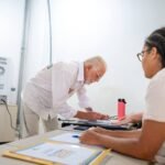 Jaques Wagner vota em Salvador e diz ter ‘muita segurança’ de vitória em 1º turno na Bahia