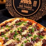 Pizzaria do Tiago fecha parceria estratégica com o canal Passa o Pano